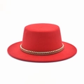 Dettaglio di un cappello in lana rossa con fascia decorativa di perline dorate e corda - M (56-58cm) / Rosso