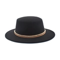 Dettaglio cappello in feltro nero a tesa piatta con nastro intrecciato marrone e catena dorata - M (56-58cm) / Nero
