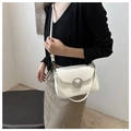 Détail du sac à bandoulière blanc avec boucle métallique en forme de papillon doré élégant - Blanc