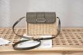 Detalle de bolso de paja con cuero de patrón de cocodrilo verde oscuro y hebilla dorada - 23cmx15cmx5cm / Blanco crema y Verde militar