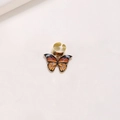 Detailopname van een gouden haarring met een gedetailleerde oranje en zwarte vlinderhanger - Bruine Vlinder 1st