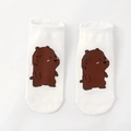 Dettaglio di calzini bianchi in cotone con simpatici orsetti marroni su sfondo bianco - Taglia unica / Orso Caffè