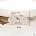 Detailopname van een zilveren fietsbroche met roze kristallen en parels, formaat 4,8x3cm - Kristallen Fiets / Zilver