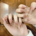 Uñas postizas stiletto largas con degradado nude y detalles de rosas doradas en 3D - Estilo Rosa Nude Degradado con Rosa Dorada (JP826)