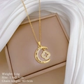 Dettaglio della collana con quadrifoglio e luna oro su seta con specifiche dimensioni - Stile Quadrifoglio Luna d'Oro (E540)