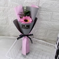 Detail eines rosa Sonnenblumen-Seifenstraußes in zweifarbigem Papier mit Zierband - Rosa