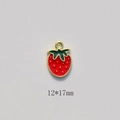 Detailopname van een rode aardbeihanger met groene bladeren en gouden randen 12x17mm - Aardbei