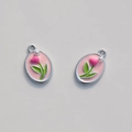 Dettaglio di ciondoli a tulipano in smalto rosa con fiore a cuore e piccole perle - Tulipano Rosa