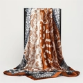 Motif paisley détaillé et texture soyeuse lisse d'un foulard carré bicolore de 90 cm - 90*90cm / café