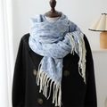 Sciarpa blu leopardata effetto cashmere con frange, mostrata indossata da una modella - 210x70cm / Blu