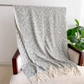 Dettaglio della sciarpa grigia con motivo leopardato, trama in cashmere e frange color crema - 210x70cm / Grigio