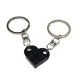 Par de llaveros de corazón con bloques negros para parejas sobre fondo blanco con metal - Negro