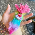 Penna a sfera mostro in peluche colorato con pelliccia arcobaleno e denti carini - Capelli Rosa
