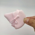 Houppette triangulaire en velours cristal rose avec nœud décoratif pour maquillage - Style Nœud / Rose Clair