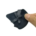 Houppette triangulaire en velours noir doux avec nœud ruban tenue sur fond blanc - Style Nœud / Noir