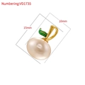 Elegante ciondolo a ciliegia con perla da 10mm, stelo dorato e foglia in smalto verde - VD1735 Mela Bianca
