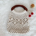 Borsa tote in macramé color crema fatta a mano con manici in legno e nappe floreali - Bianco