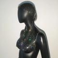 Detalle de conjunto de pañuelo y top halter de malla negra con brillantes strass de colores - Negro