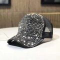 Dettaglio di lussuosi strass e rete traspirante su un berretto da baseball nero trendy - Taglia Adulto (Regolabile) / Cappello a rete nero con strass argento