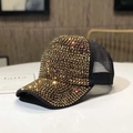 Dettaglio dei brillantini dorati su un berretto da baseball a rete nero con effetto lucido - Taglia Adulto (Regolabile) / Cappello a rete nero con strass dorati