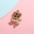 Detalle de un colgante de rosa con esmalte rojo, diamantes blancos y base de aleación - Rosa Roja Dorado
