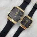 Vista dettagliata di orologi al quarzo quadrati dorati con cinturini in silicone nero per coppie - Quadrante Nero Cinturino Nero