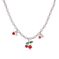 Dettaglio di ciondoli a ciliegia e cuore su una collana di perle e sfere d'argento - Collana Ciliegia Cuore Rosso Oro Bianco