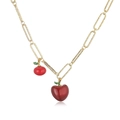 Dettaglio della catena dorata con due ciondoli a forma di frutti rossi e foglie verdi - Oro Ciliegia Rosso Scuro & Mela Rossa