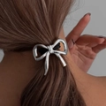 Silberne Haarschleife aus Metall als Accessoire für elegante Pferdeschwänze - Metallbogen / Silber