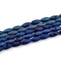 Makro-Detail von blauen und lila Druzy Achat Reisperlen für DIY Bohemian Schmuckstücke - Galvanisiertes Blau
