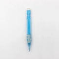 Dettaglio della mini matita a scatto con fusto glitterato e impugnatura morbida - Blu