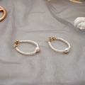Eleganti orecchini a cerchio dorati con perle bianche e un ciondolo di perla ovale - Orecchini