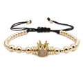 Detail eines verstellbaren schwarzen Webarmbands mit goldener Krone und Kristallperlen - Krone Armband / Gold