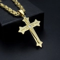 Primo piano del ciondolo a croce dorata con diamante e collana a catena bizantina - Set di collane / Colore Oro Integrale
