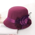 Cappello cloche in feltro di lana viola con fiore di raso e velina a rete nera - Taglia unica / Borgogna