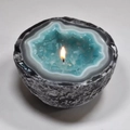 Portavelas artesanal de resina mineral con textura de ágata y luz de vela encendida - Tamaño grande 6x12 / Azul cian