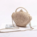 Vista detallada de bolsa de paja en forma de concha con cadena de metal dorada - Beige Natural