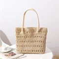 Bolso tote de paja tejida calada beige con asas redondas para uso en la playa este verano - Beige