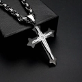 Dettaglio del ciondolo a croce nero e argento con diamanti incastonati su catena di metallo - Set di collane / Nero