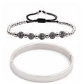 Detail von silbernem Armreif mit römischen Ziffern und blauem Perlenarmband im Set - Set 2 Silber