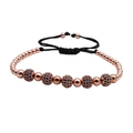 Detail von Roségoldperlen und mikropavé Kristallkugeln am schwarzen geflochtenen Armband - Rosenrote Perle