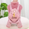 Warmer rosa Teddy-Fleece Overall mit Plüschblume und Love-Stickerei für kleine Hunde - XS / Rosa Blume