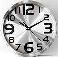 Orologio da parete in alluminio spazzolato da 14 pollici con grandi numeri arabi - 14" / Argento