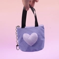 Dettaglio di un mini portachiavi a borsa viola a forma di cuore con clip in metallo - Viola