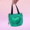 Dettaglio mini borsa portamonete verde a forma di cuore con manici in nastro neri - Verde