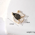 Vista macro di un ciondolo a forma di pesce tropicale in smalto bianco e nero di 2,1x1,8 cm - Pesce a Motivo Bianco e Nero