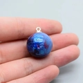 Detail van een hars-sterrenstelsel hanger met levendige blauwe en paarse wervelingen - Blauw
