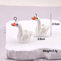 Vista detallada de dijes de cisne blanco iridiscente con altura de 3,1 cm y aros - Cisne Colorido AB