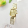 Dettagli di un orologio da donna dorato di lusso con cinturino decorato con strass brillanti - Oro