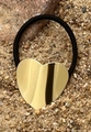 Dettaglio di un elastico per capelli nero con ciondolo a cuore in metallo dorato - Oro Cuore